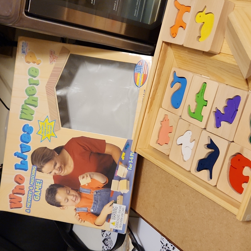 CADACO WHO LIVES WHERE? A MEMORY AND MATCHING GAME! AGES 3+, 1-4 PLAYERS